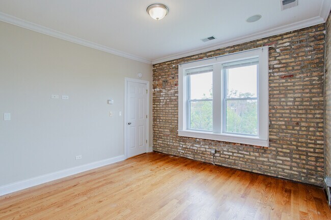 Building Photo - 6150 N Ravenswood Ave