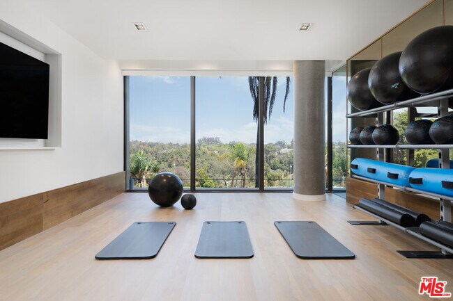 Building Photo - 525 Olive St