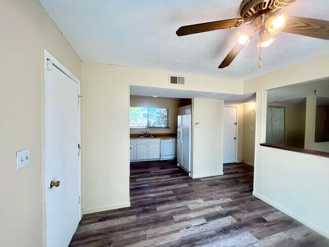 Building Photo - Move in Special! Bedroom 1.5 Bathroom 1 Car Garage