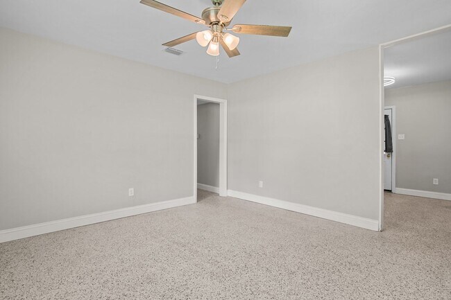 Building Photo - 613 Edgecliff Dr