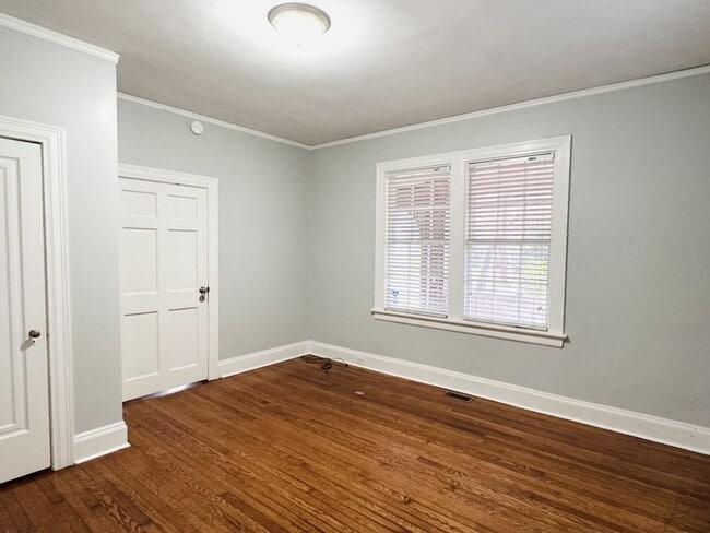 Building Photo - 711 Kenan St W