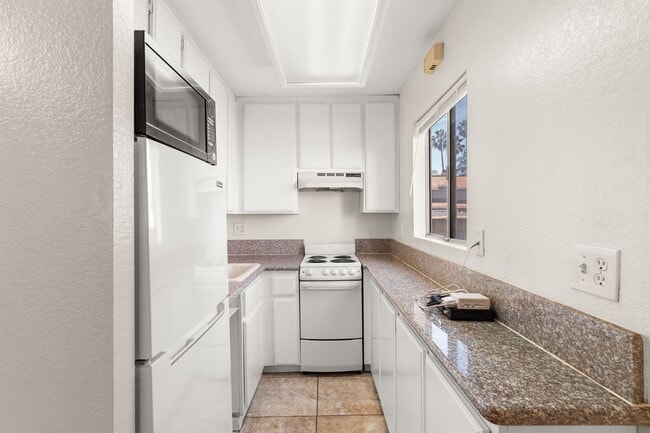 Building Photo - Studio Condo