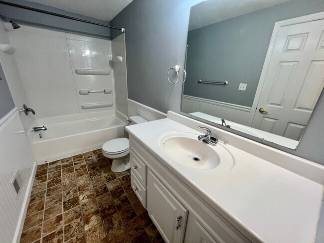 Building Photo - Sewickley Heights - Gorgeous Townhouse - 3...
