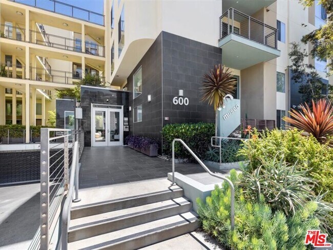 Building Photo - 600 Ridgeley Dr