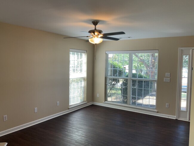 Building Photo - 11016 Treebranch Dr