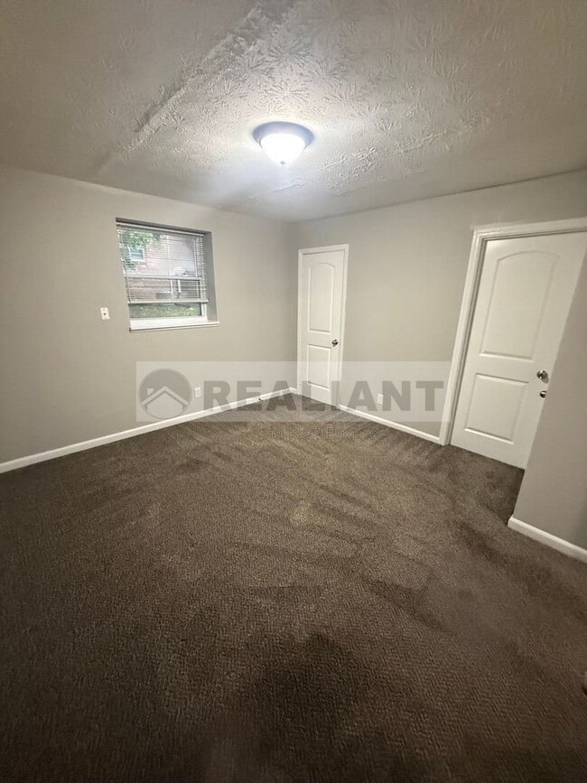 Building Photo - 2021 Cambridge Dr