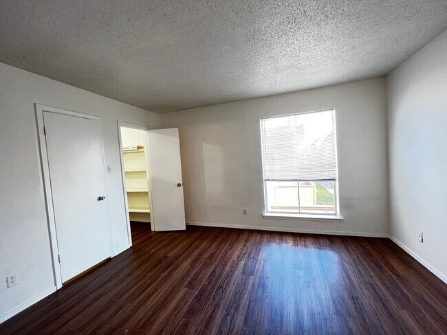 Building Photo - Location! Location! Location! Lovely 2-Sto...