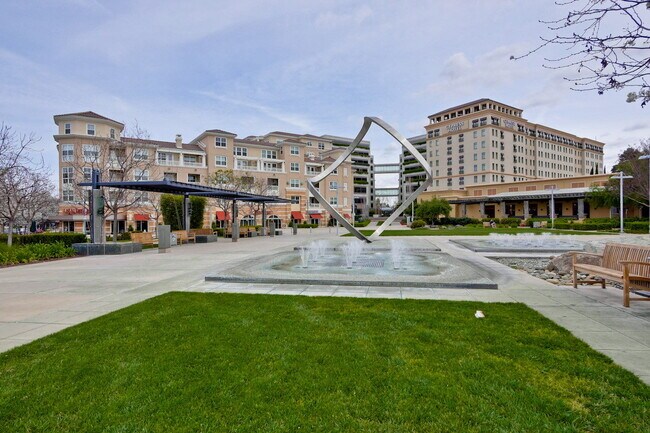 Building Photo - Large 2BR/2BA Condo with Spacious Balcony ...