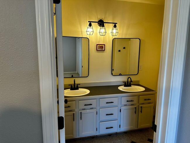Building Photo - Cozy Home in Columbia Village!