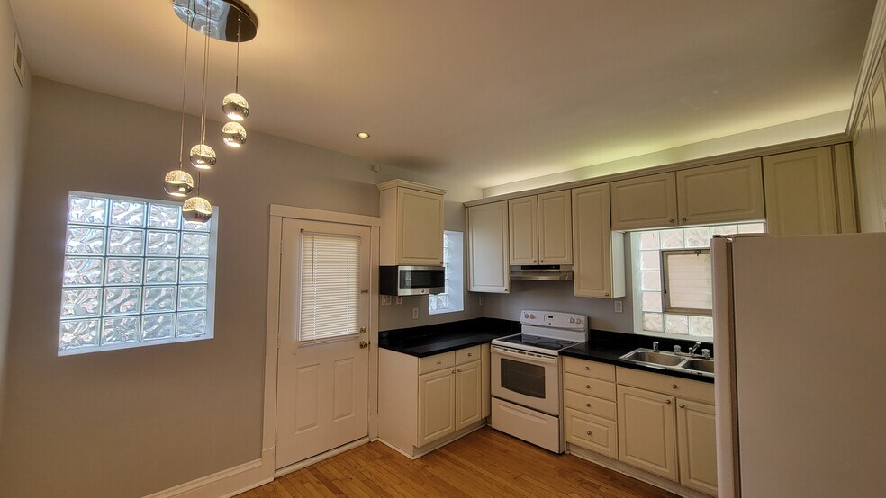Primary Photo - 5807 N Artesian Ave