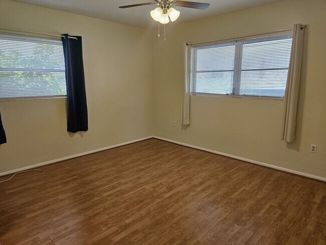 Building Photo - Annual Unfurnished 2 Bedroom, 2 Bath Duple...