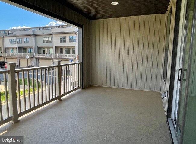 Building Photo - 43373 Southland St