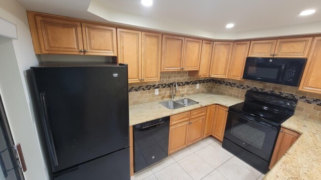 Building Photo - 606 6th Ln
