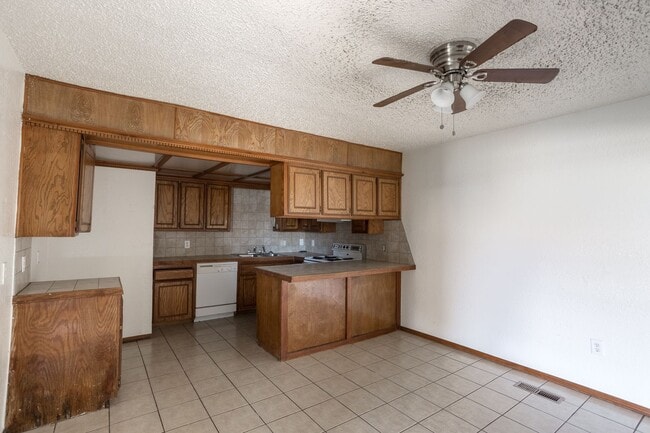 Building Photo - Spacious Duplex Available for Rent