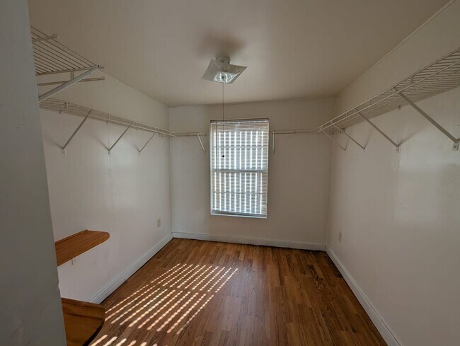 Building Photo - 510 W Bilbo Ave