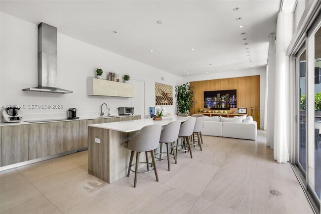 Building Photo - 230 W McIntyre St