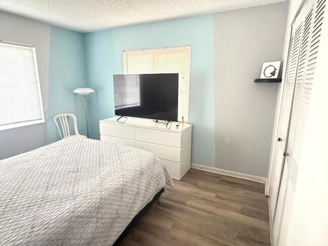 Building Photo - 406 Lakeside Dr