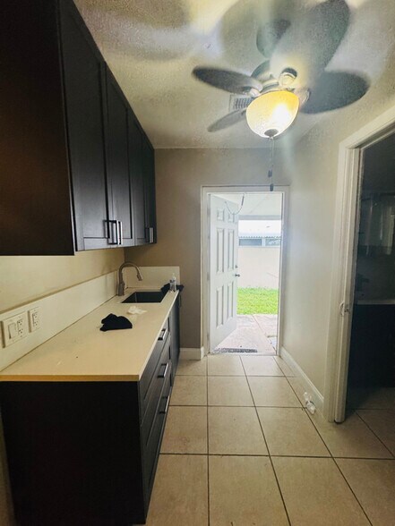 Building Photo - 401 SW 10th Terrace