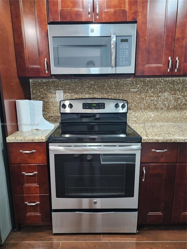 Building Photo - 681 S Hollybrook Dr