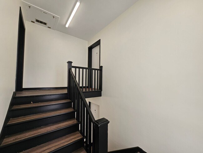 Building Photo - 306 E 19th St