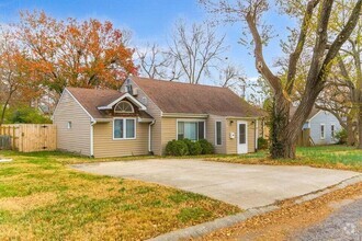 Building Photo - 202 Pinewood Dr