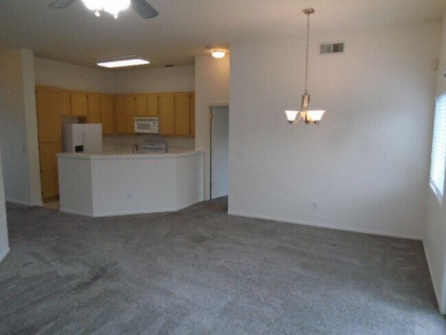 Building Photo - NICE SINGLE STORY 3 BEDROOM & 2 BATH IN DA...