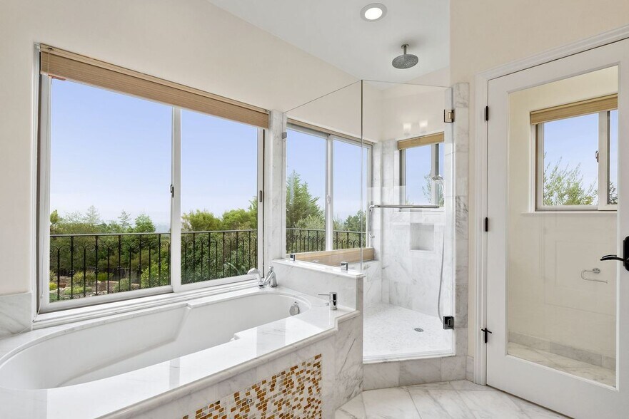 Building Photo - 512 Lakeview Way