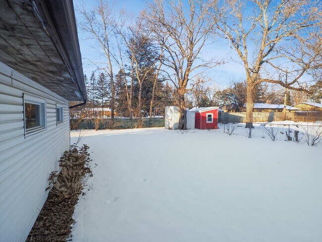 Building Photo - Open and Updated 2-Bed Home with Granite & Hardwood  in Arden Hills!"