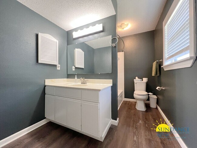 Building Photo - Beautiful 3 bedroom home that is centrally...