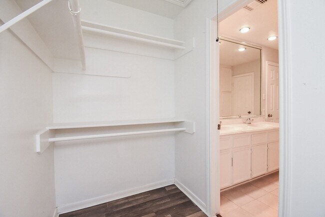 Building Photo - 14418 Royal Hill Dr
