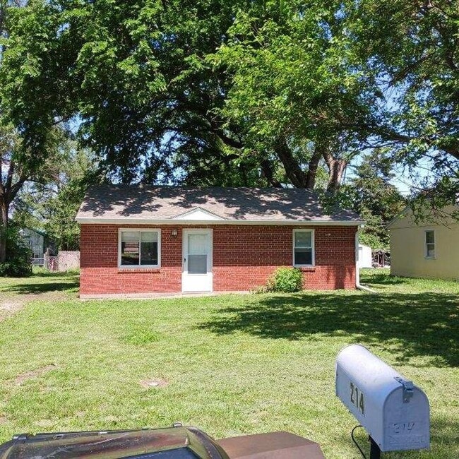 Building Photo - Washburn Rural Schools 2 bedroom 1 bath home