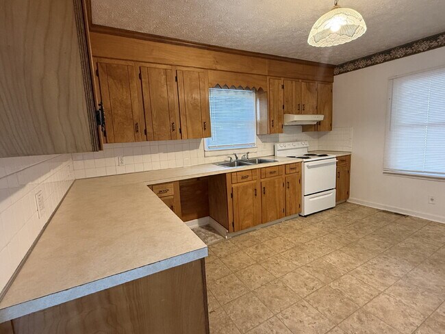 Building Photo - Very Large 3 or 4 bedroom home with nice y...