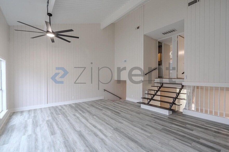 Building Photo - 19 Lakeway St