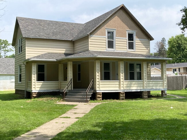 Primary Photo - 901 Clark St