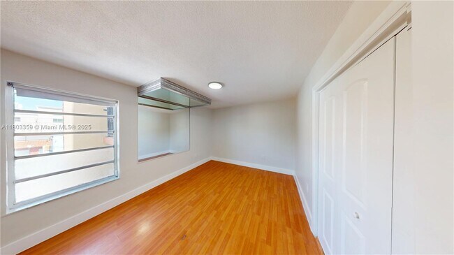 Building Photo - 677 SW 9th Ave