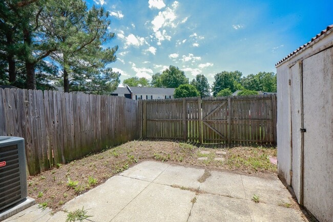 Building Photo - Updated 3BR Townhouse in Prime VA Beach Lo...