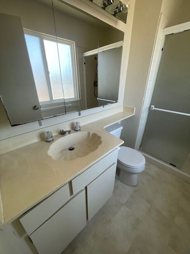 Building Photo - Four bedroom two and half bath on the uppe...