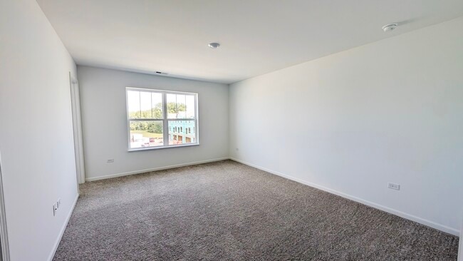 Building Photo - 527 Red Oak Cir