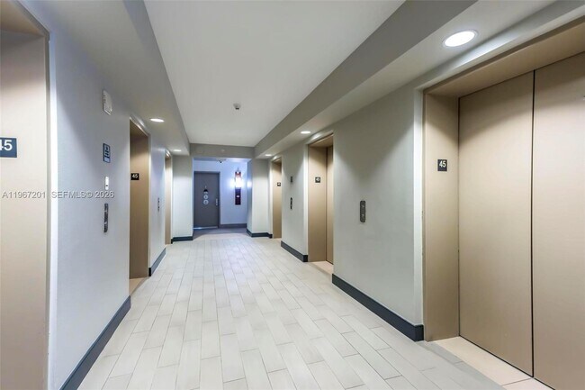 Building Photo - 1750 N Bayshore Dr