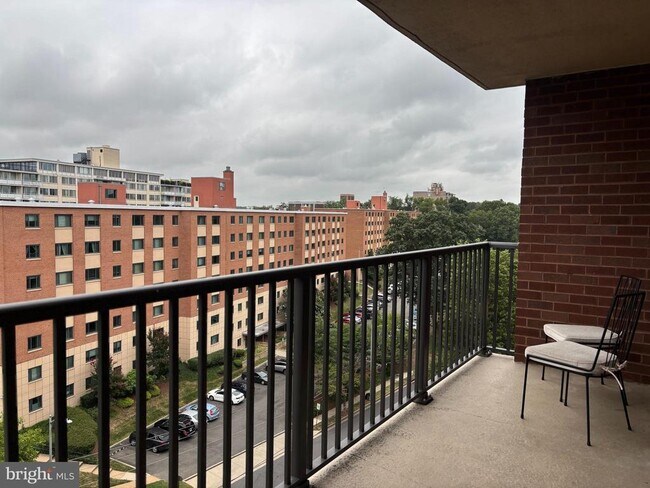 Building Photo - 1300 Army Navy Dr