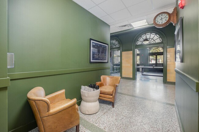 Building Photo - 301 N Mulberry St