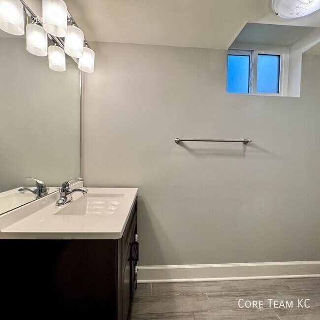 Building Photo - 920 Ward Pkwy