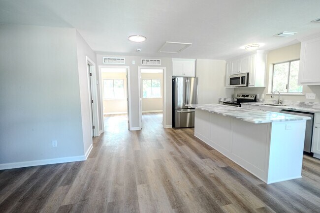 Building Photo - Renovated 2 bed/ 1 bath!