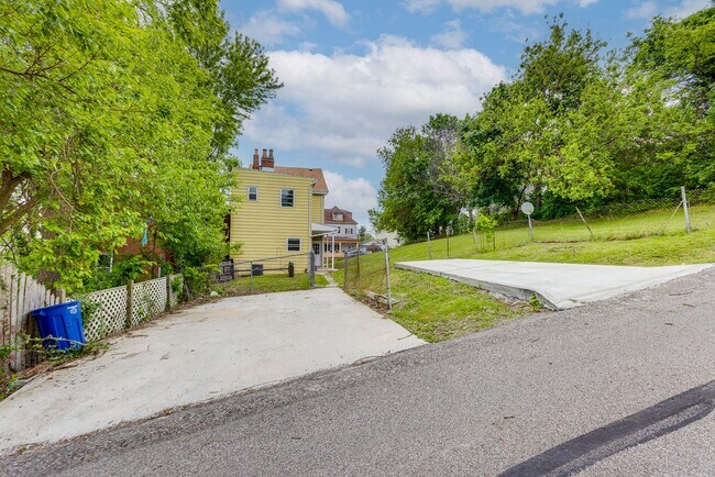 Building Photo - Fully Renovated 3BR/2BA Gem in the Heart o...