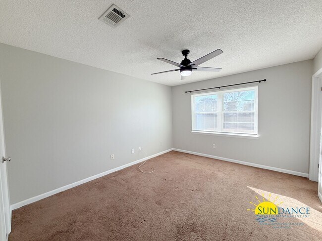 Building Photo - 4 miles from Hurlburt Field, 3 Bedroom beautiful home!