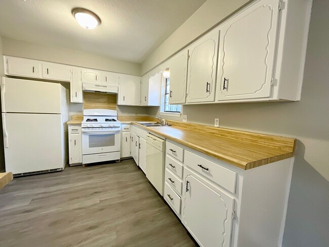 Building Photo - 2003 Doris Dr