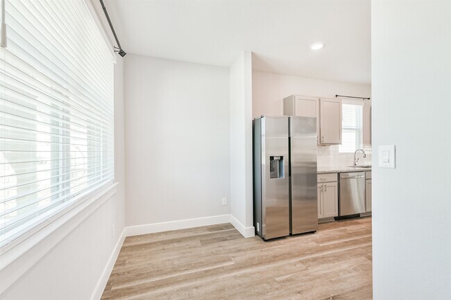 Building Photo - 13083 Clear View Dr