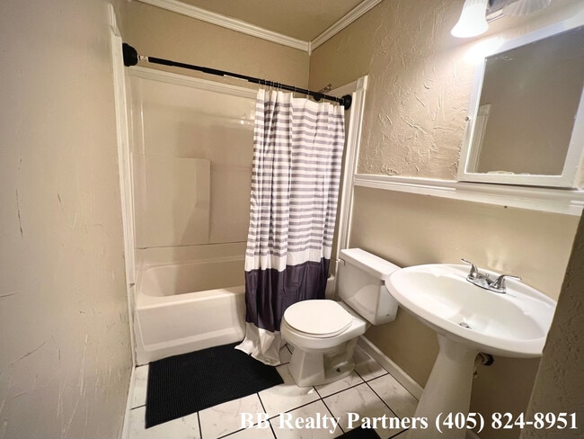 Building Photo - 1212 S Erie Ave