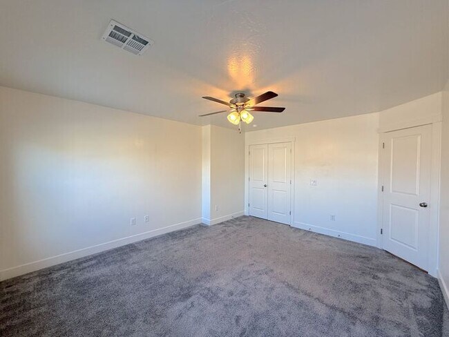 Building Photo - 4 Bed, 2.5 Bath home with 2 Car Garage