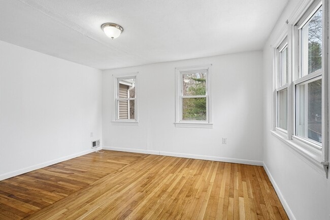 Building Photo - 724 Linwood St